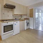 Modern 4 Bedroom House In Heathrow, London