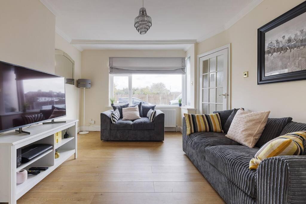 Holiday home Modern 4 Bedroom House In Heathrow, London