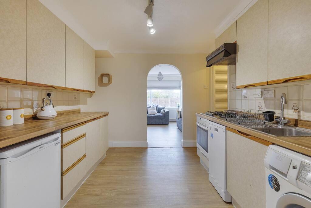 Modern 4 Bedroom House In Heathrow, London Holiday home *