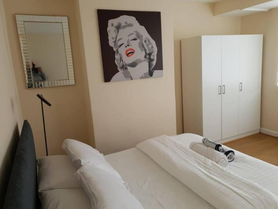 Modern 4 Bedroom House In Heathrow, London Holiday home
