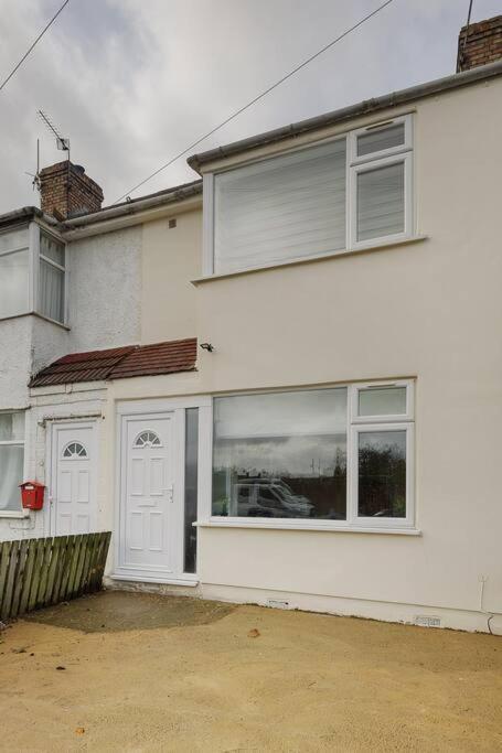 Holiday home Modern 4 Bedroom House In Heathrow, London *