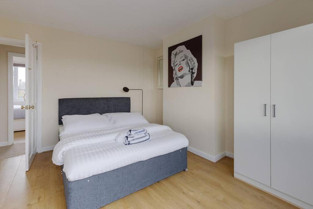 Modern 4 Bedroom House In Heathrow, London Holiday home Stanwell