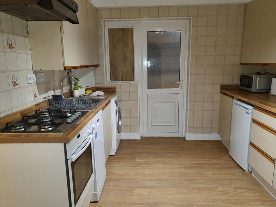 Holiday home Modern 4 Bedroom House In Heathrow, London Stanwell