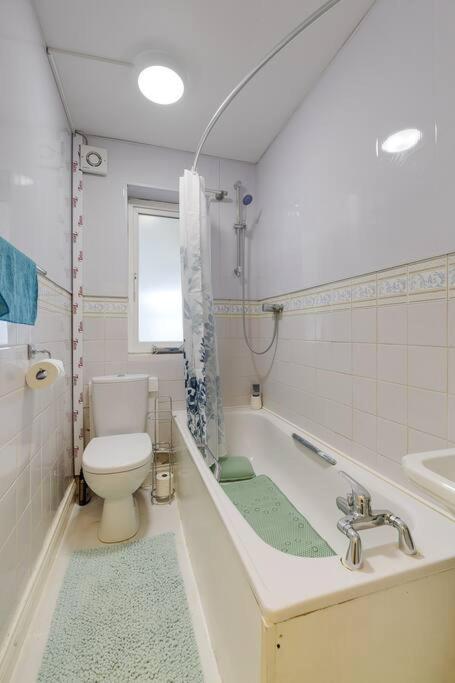 Modern 4 Bedroom House In Heathrow, London *