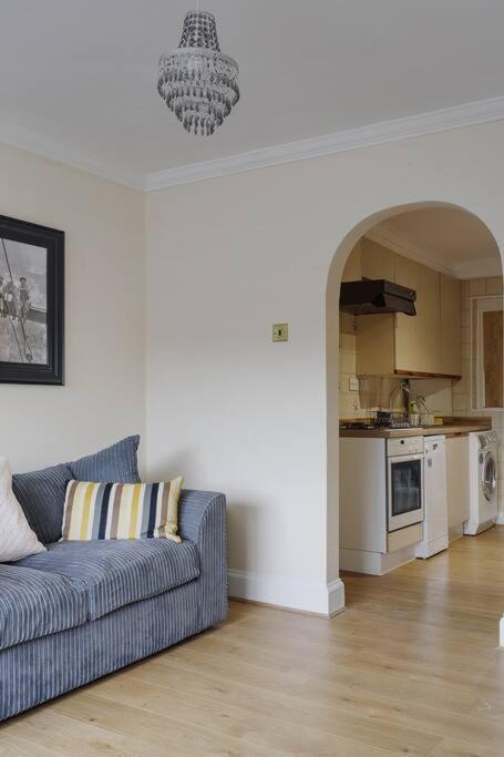 Modern 4 Bedroom House In Heathrow, London Stanwell