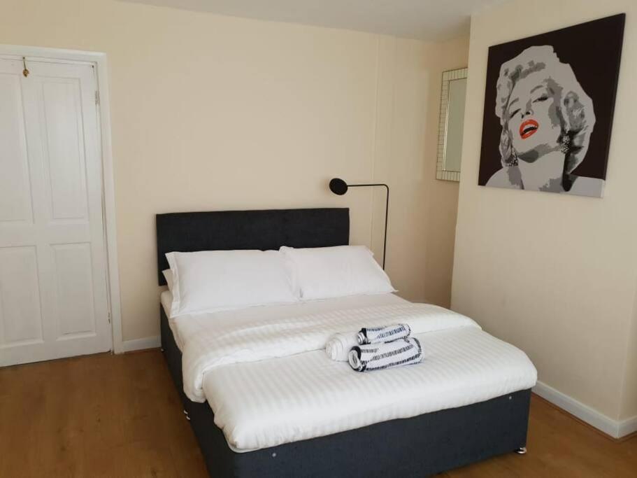 Modern 4 Bedroom House In Heathrow, London * Stanwell