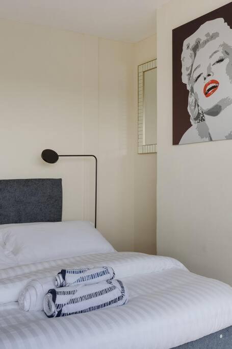 Holiday home Modern 4 Bedroom House In Heathrow, London