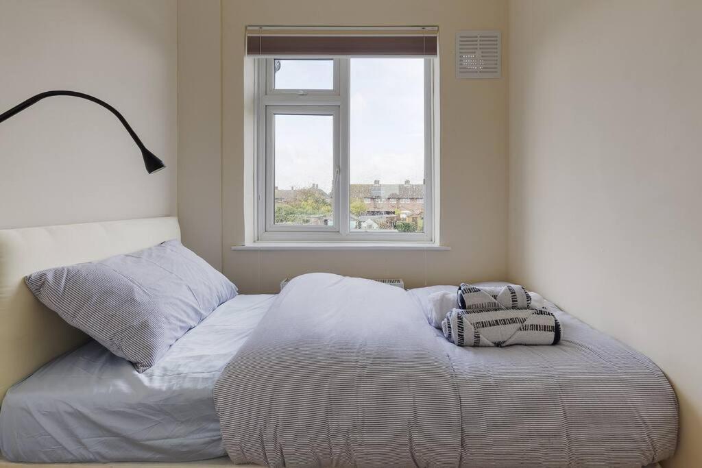 Modern 4 Bedroom House In Heathrow, London Holiday home *