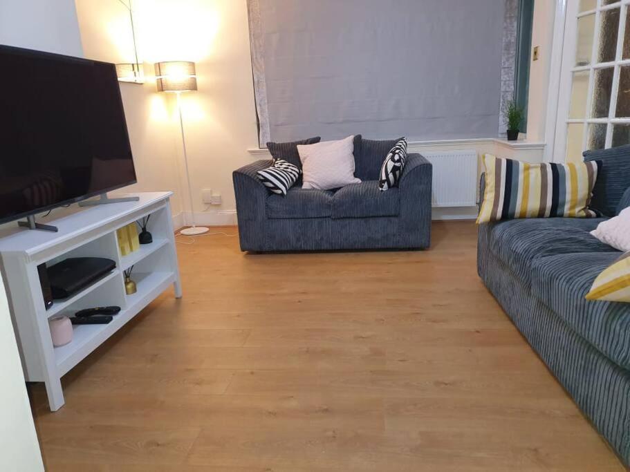 Modern 4 Bedroom House In Heathrow, London Holiday home Stanwell