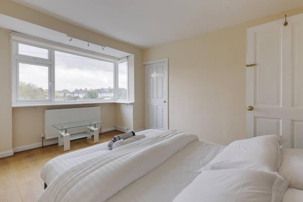 Modern 4 Bedroom House In Heathrow, London *