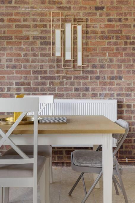 Modern 4 Bedroom House In Heathrow, London