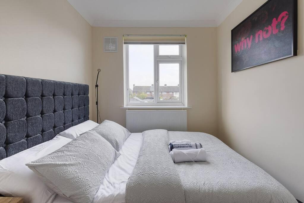 Modern 4 Bedroom House In Heathrow, London Holiday home