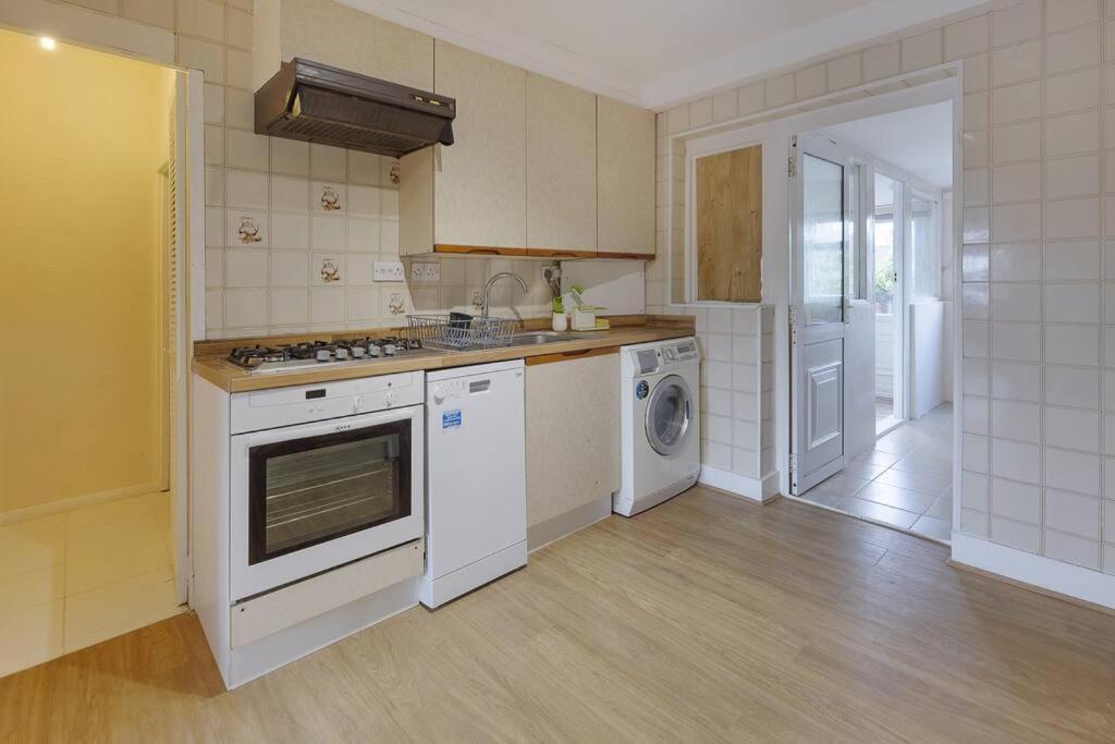 Holiday home Modern 4 Bedroom House In Heathrow, London