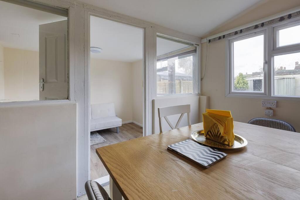 Modern 4 Bedroom House In Heathrow, London Holiday home Stanwell