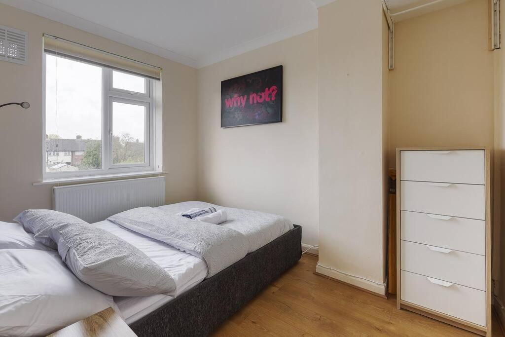 Holiday home Modern 4 Bedroom House In Heathrow, London Stanwell