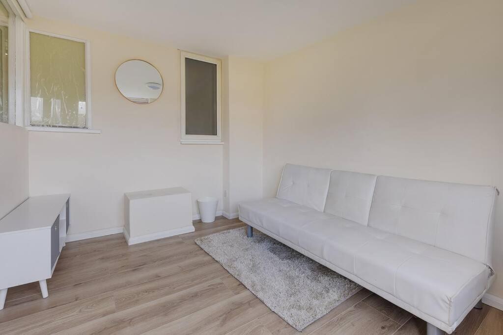Holiday home Modern 4 Bedroom House In Heathrow, London