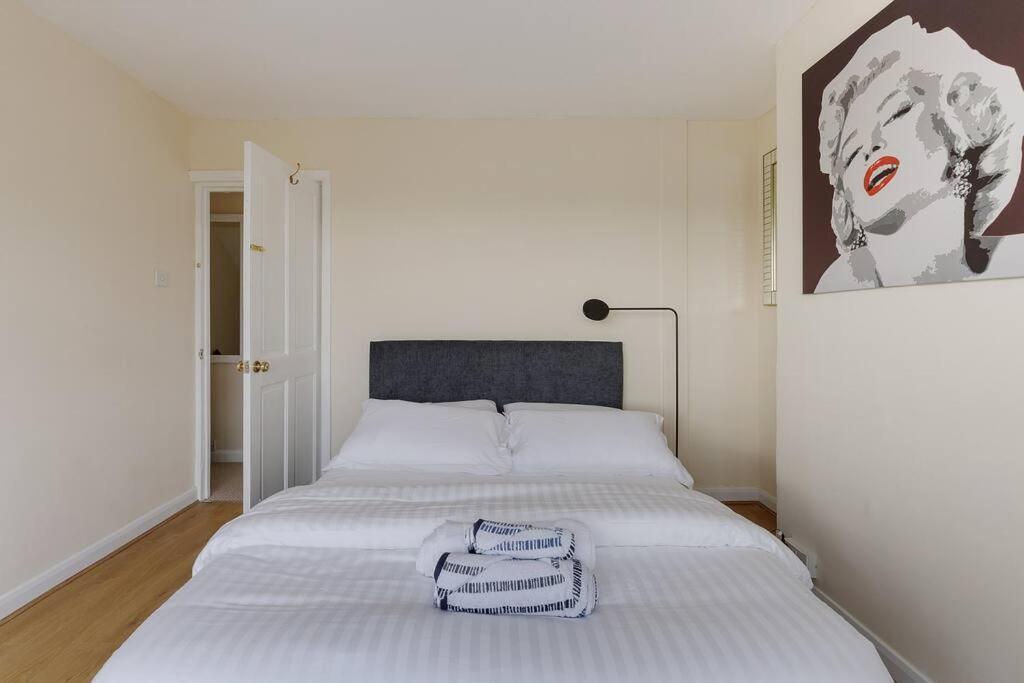 Holiday home Modern 4 Bedroom House In Heathrow, London *