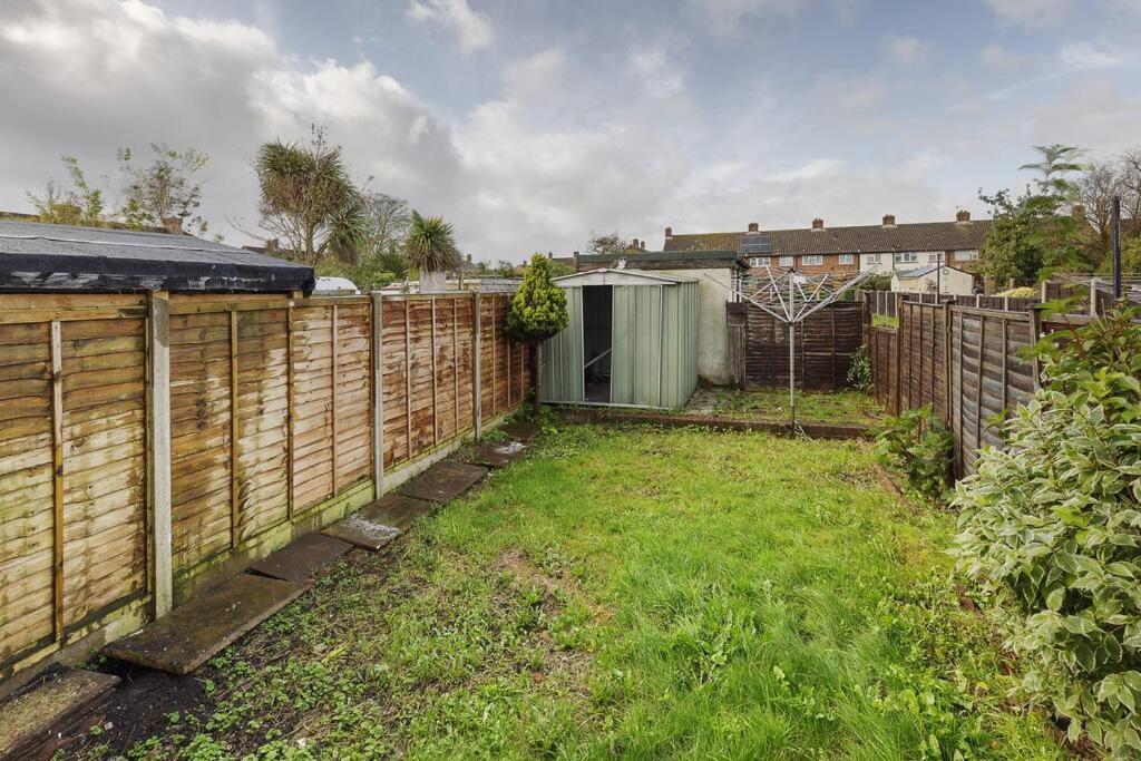 Modern 4 Bedroom House In Heathrow, London Holiday home Stanwell
