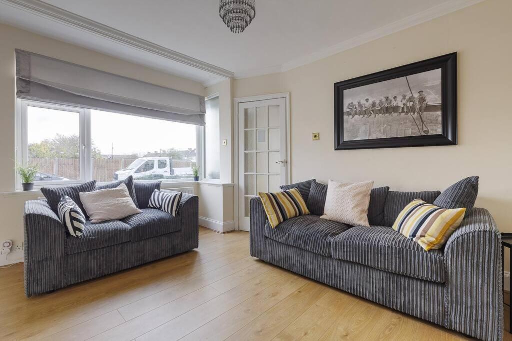 Modern 4 Bedroom House In Heathrow, London Stanwell