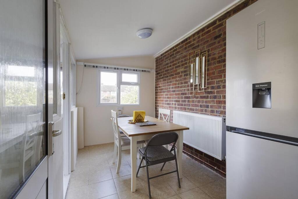 Modern 4 Bedroom House In Heathrow, London Holiday home *