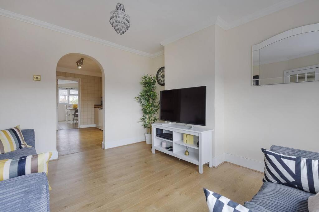Modern 4 Bedroom House In Heathrow, London * Stanwell