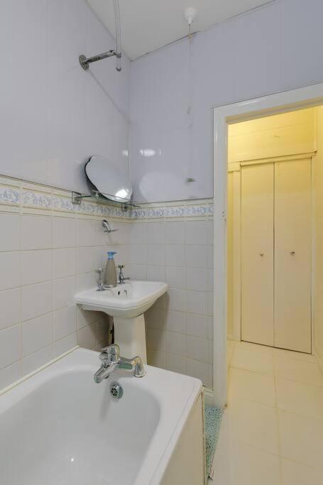 Holiday home Modern 4 Bedroom House In Heathrow, London